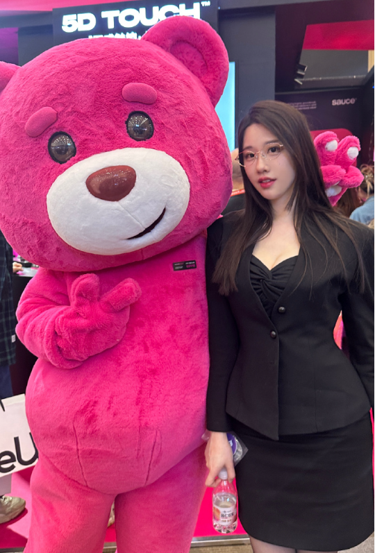 轩子巨2兔受邀去上海成人展，真人比照片还要美，属于见光不死的(图3)