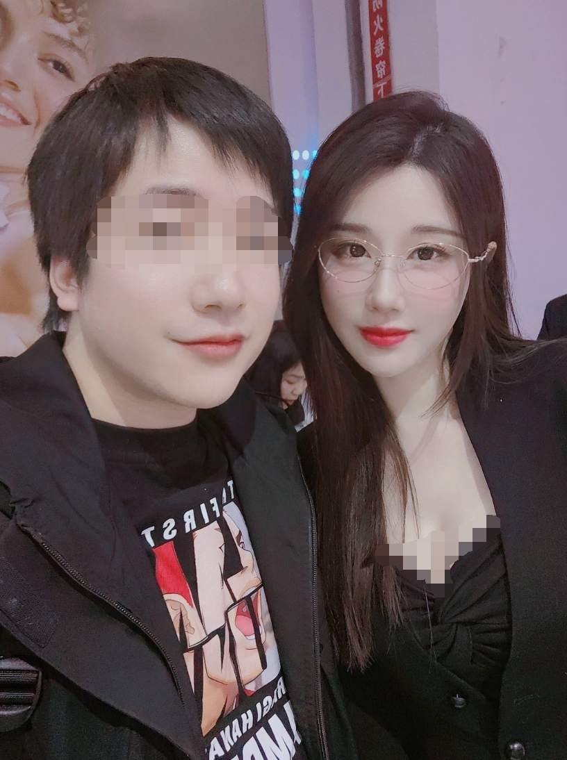 轩子巨2兔受邀去上海成人展，真人比照片还要美，属于见光不死的(图5)