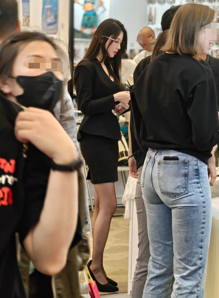 轩子巨2兔受邀去上海成人展，真人比照片还要美，属于见光不死的(图6)