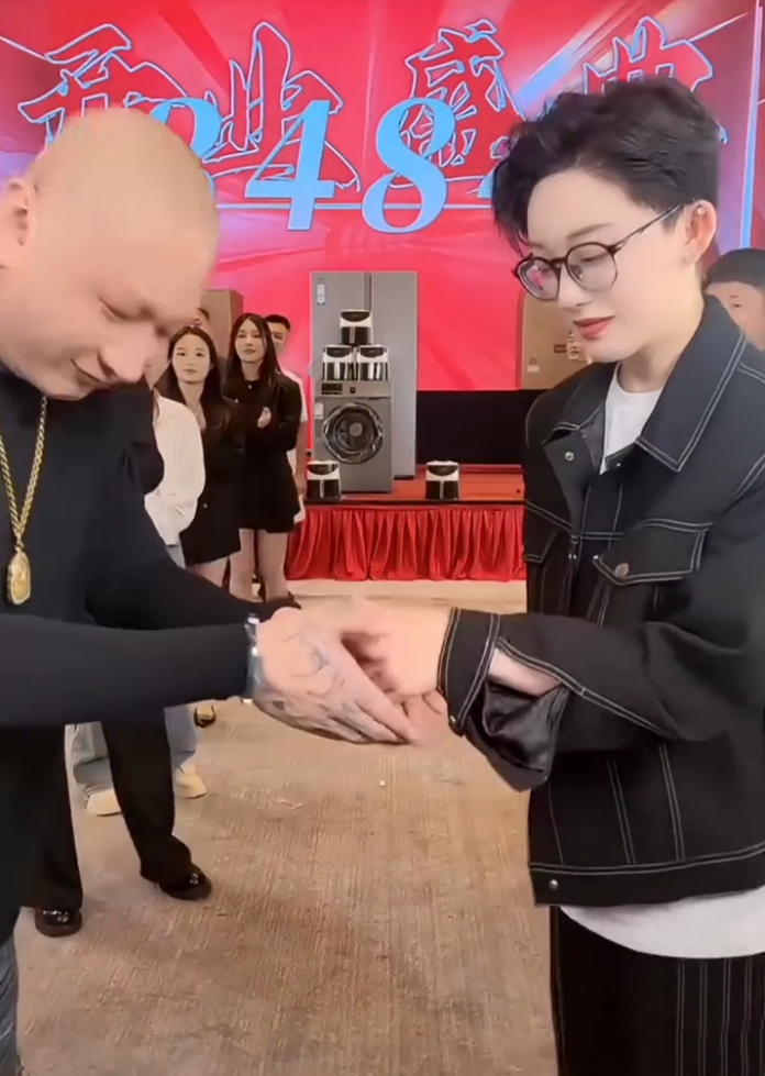 真是“不是冤家不聚头”!方丈娜美握手言和,刘二狗力争做第二个辛巴?(图1)