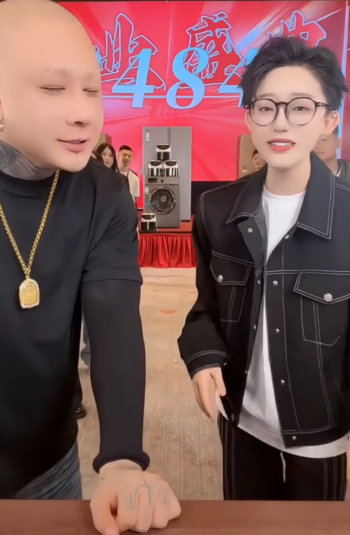 真是“不是冤家不聚头”!方丈娜美握手言和,刘二狗力争做第二个辛巴?(图2)