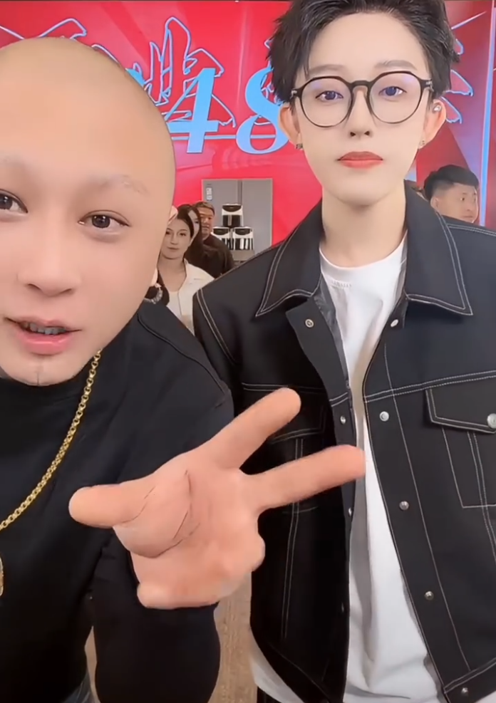 真是“不是冤家不聚头”!方丈娜美握手言和,刘二狗力争做第二个辛巴?(图3)