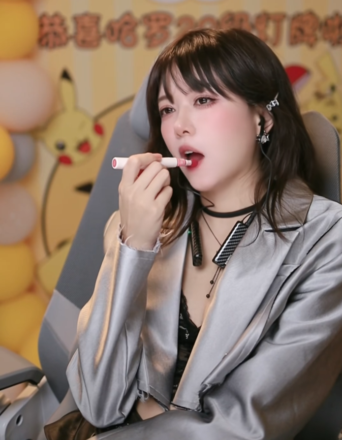 刷嘉年华才能看，骆歆大改风格性感热舞，西装蕾丝装超管火速封禁(图3)