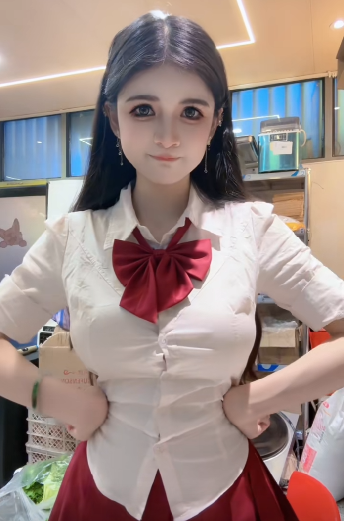 狗头萝莉痛哭回应招工，工资低是能力不足，不理解为何被骂上热搜(图1)