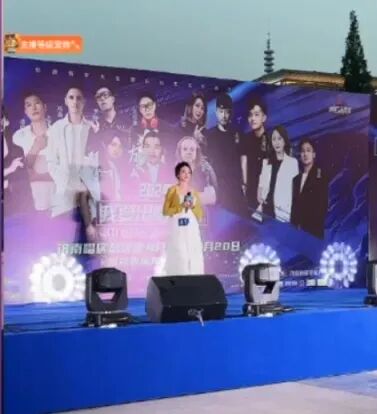 芮甜甜晒母女照，妈妈也是大美女！小小呵参加唱歌比赛获高分(图2)