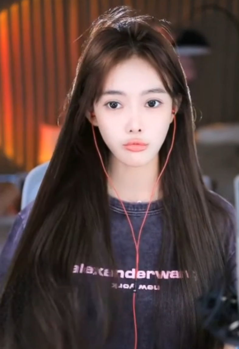 芮甜甜晒母女照，妈妈也是大美女！小小呵参加唱歌比赛获高分(图3)