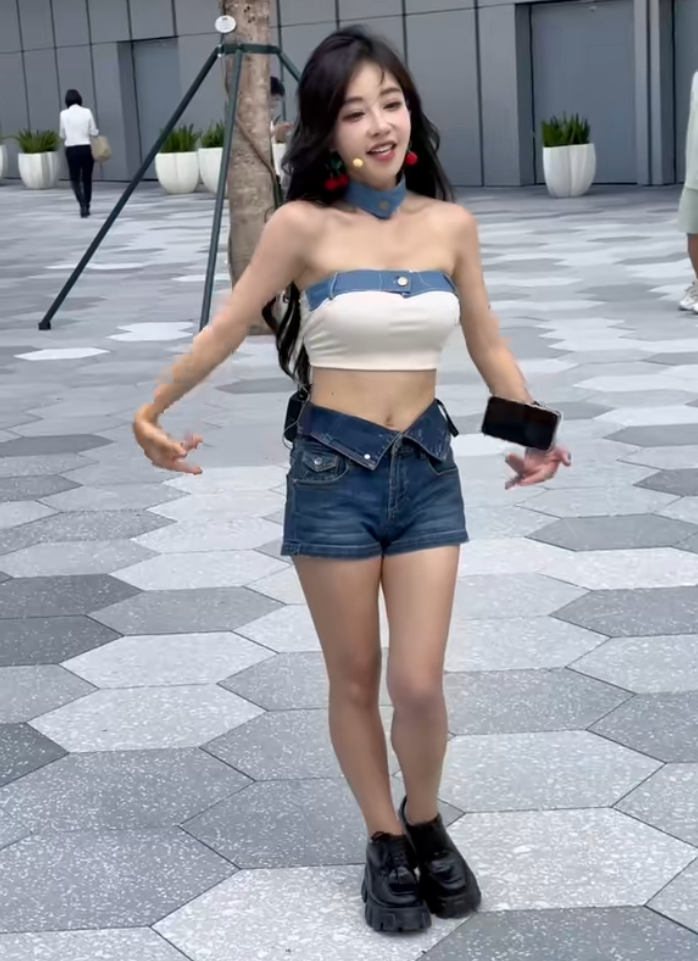 冯提莫换装牛仔裤，跳摩托舞被拍路人视角，与直播间是两个版本(图2)