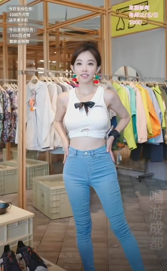 冯提莫换装牛仔裤，跳摩托舞被拍路人视角，与直播间是两个版本(图5)