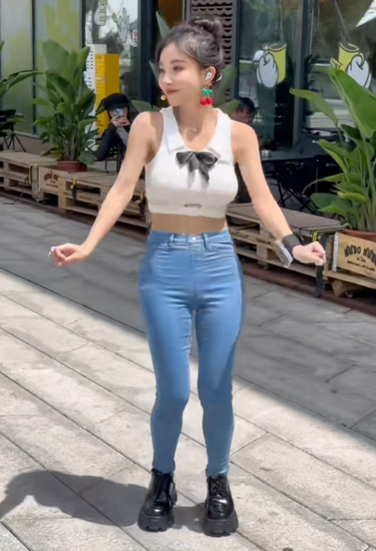 冯提莫换装牛仔裤，跳摩托舞被拍路人视角，与直播间是两个版本(图7)