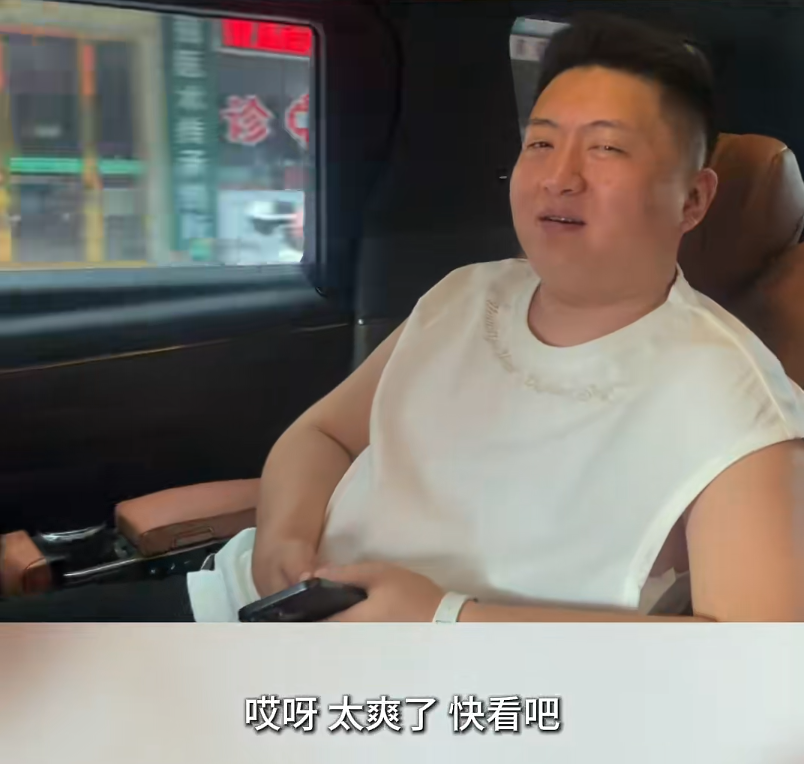 米哆签约虎娱首秀，小洲演反派学狗叫，YY新短剧《本尊在此》上线(图9)