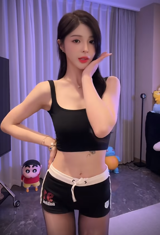 舞龄10年曾是专业老师,苏恩回应舞蹈质疑,不靠实力早被淘汰(图1)