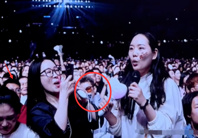 小白龙公开与武一七恋情，阿哲现身周杰伦演唱会大屏幕？(图4)