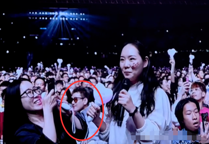 小白龙公开与武一七恋情，阿哲现身周杰伦演唱会大屏幕？(图5)