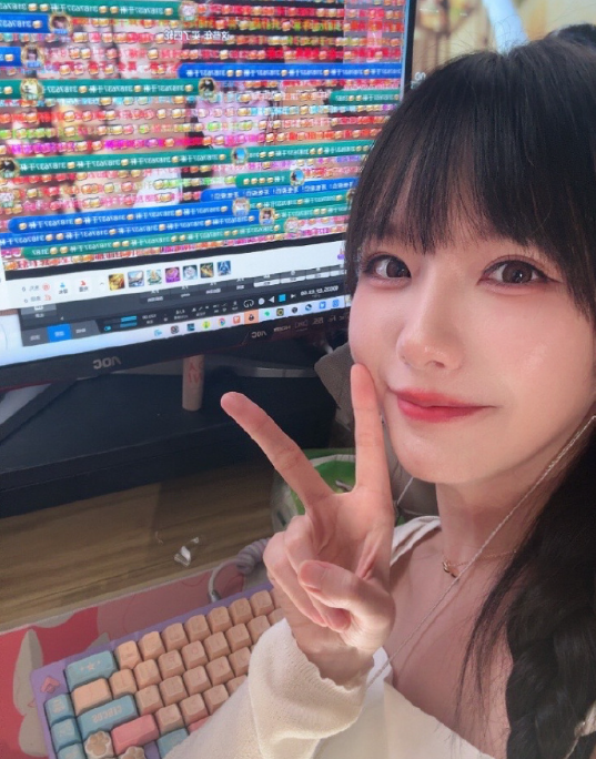 不会再打开斗鱼了，女主播真栗含泪宣布退鱼，与粉丝合影告别(图6)