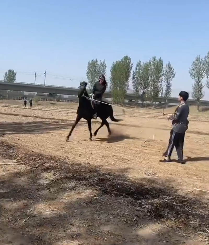 崔阿扎给天佑买衣服花7万，这俩最近好甜！丈门小根嘲讽祁天道：怎么混到一线的？(图1)