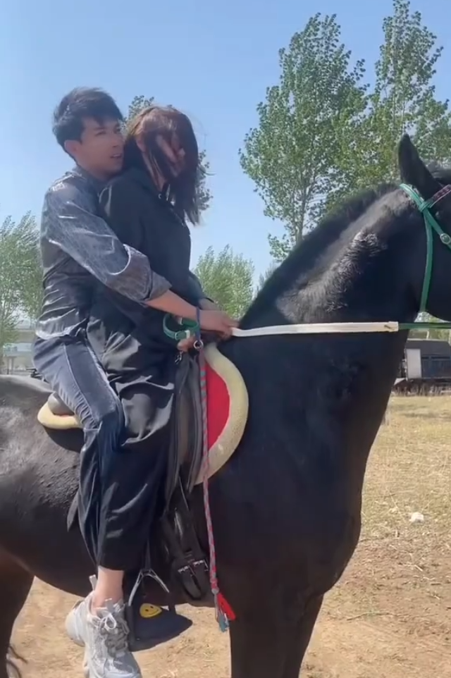 崔阿扎给天佑买衣服花7万，这俩最近好甜！丈门小根嘲讽祁天道：怎么混到一线的？(图2)