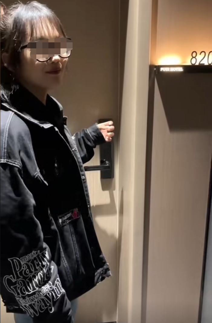 红裤衩哥被抓现行，闺蜜拍视频发到网络，“巴掌姐”结局被拘赔钱(图2)