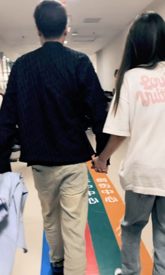 百万锹高攀了，朦朦姐送别墅婚房？小洲盘点被挖走的神豪(图4)