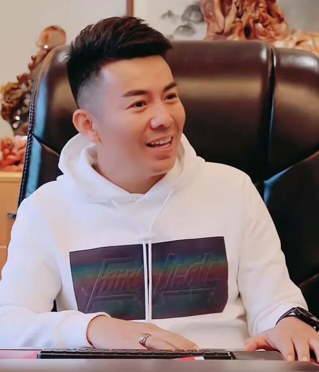 曾开价5000万续约YY，舞帝利哥首爆卖掉公会价格，仅仅卖了1900万(图1)