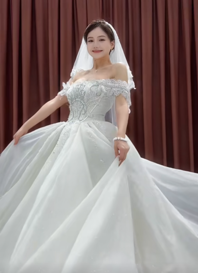 美女主播探访相亲角，有车有房有存款，却不如衣着朴素的女助理？(图1)