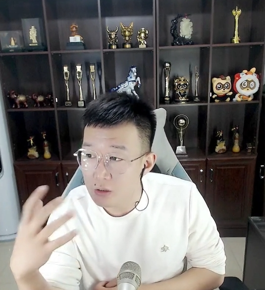 小白龙开具无犯罪记录证明？闺女满月，韩雅乐晒全家福照片(图1)