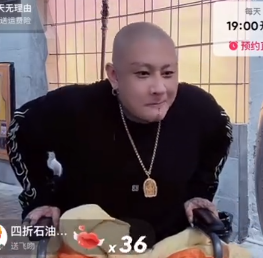 方丈回应停播原因，走路崴脚了?吴迪生日收大礼！柚子君直播送祝福(图1)