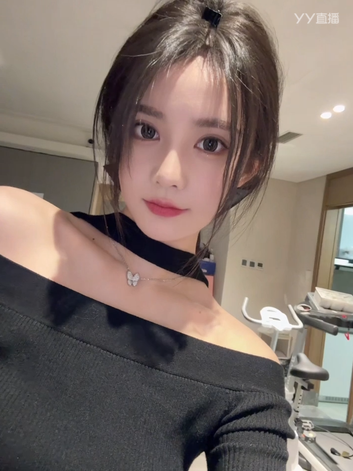 双电母暗自较量？YY夏季头条答谢会比拼，兰梦莎黑丝JK裙或再现(图3)