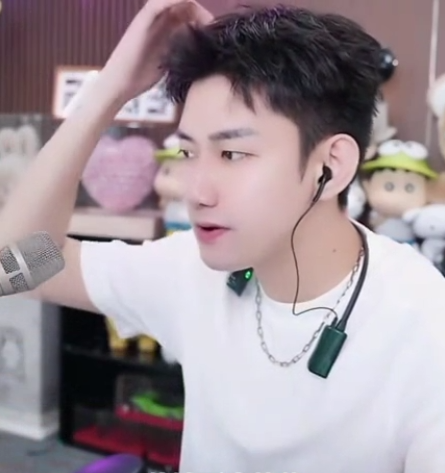 芮甜甜辟谣“无别墅”,近期将移居香港?小U哈即将签约哲领,阿哲爆签约日期(图3)