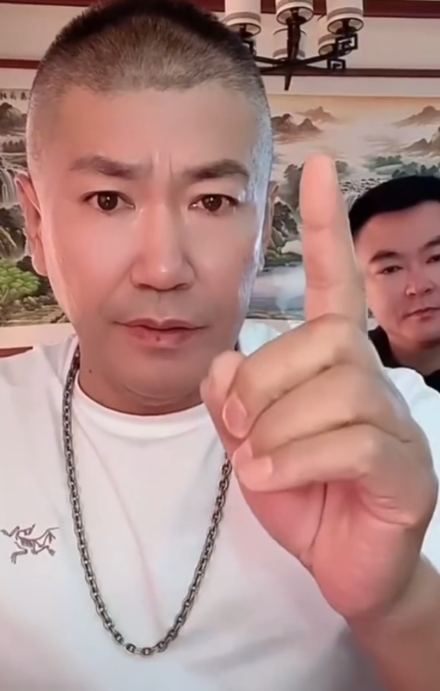 网红迪士尼在逃公主每天只睡6小时？铁岭小辉周一正式批捕！赵本六放狠话(图6)