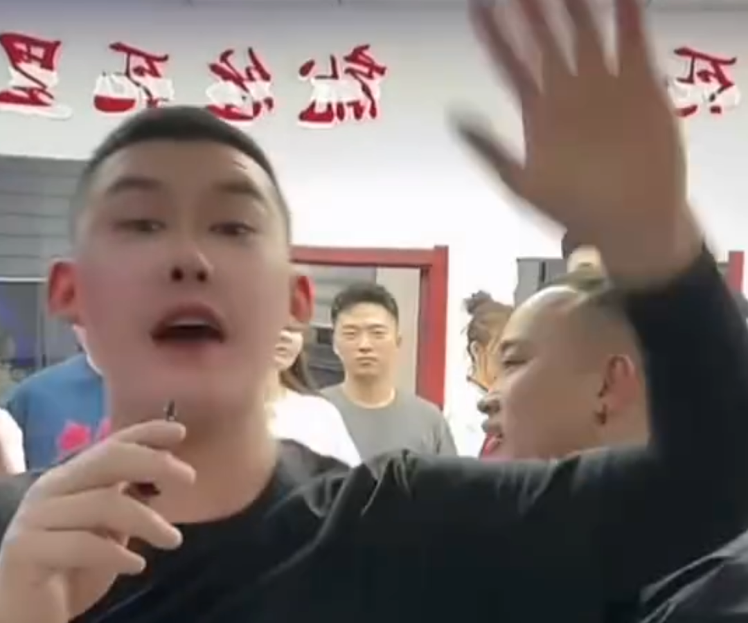 肚子藏不住了，小伊伊官宣怀二胎，阿厦感恩二驴，我的名都是他给的(图5)