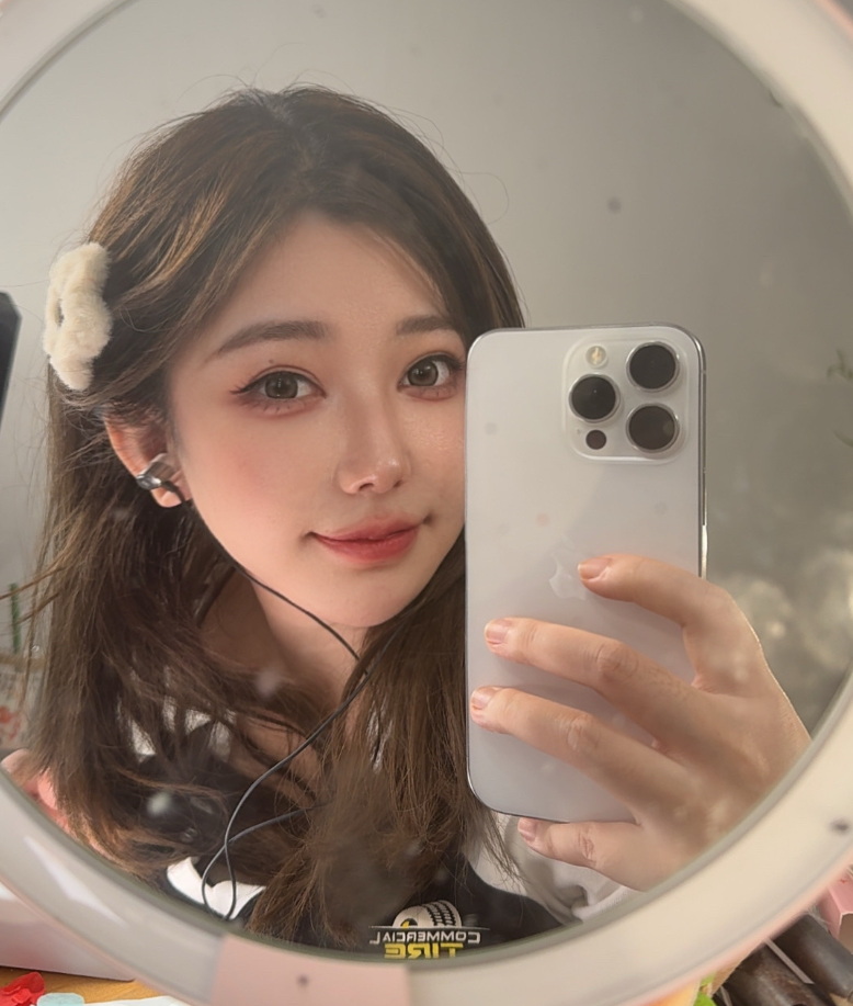 刘飞儿带货变身“A4腰”?粉丝直呼小妈感十足,坦然承认是特效(图1)