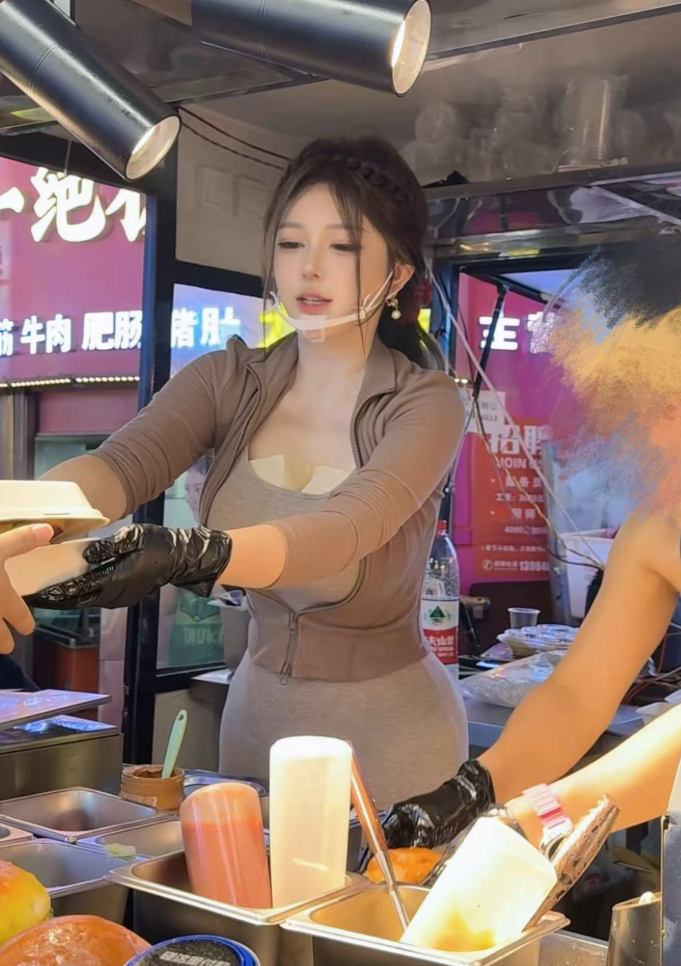 刘飞儿带货变身“A4腰”?粉丝直呼小妈感十足,坦然承认是特效(图2)