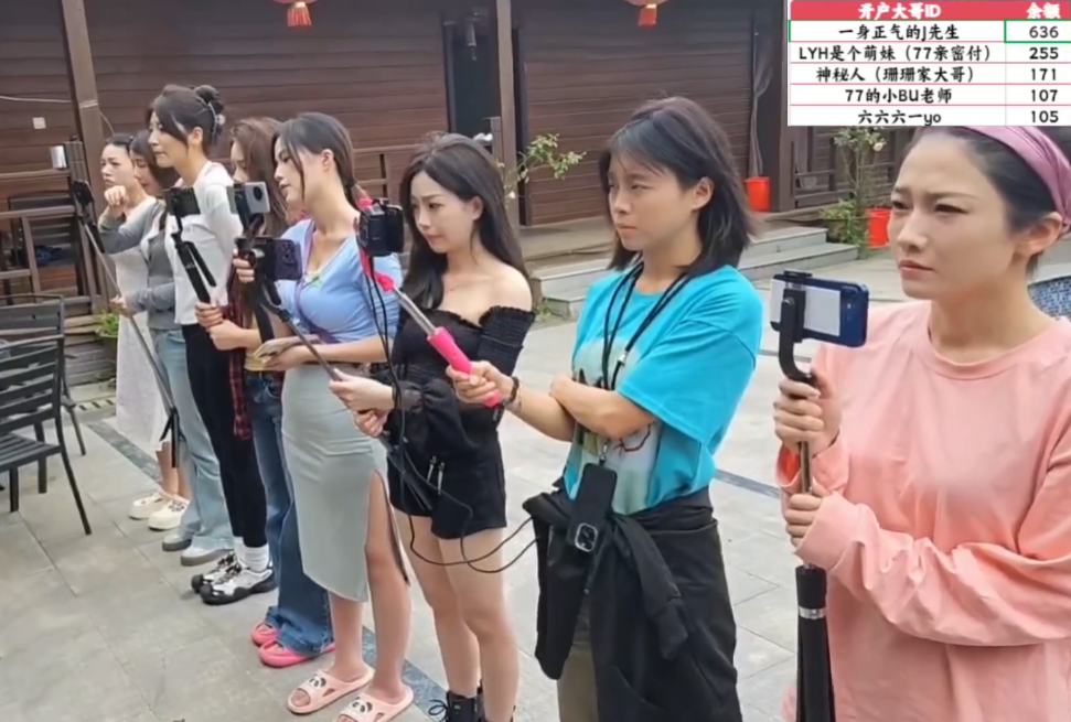 美女主播被惩罚睡鸡窝，不遵守直播游戏规则，当场破防转身就走(图1)