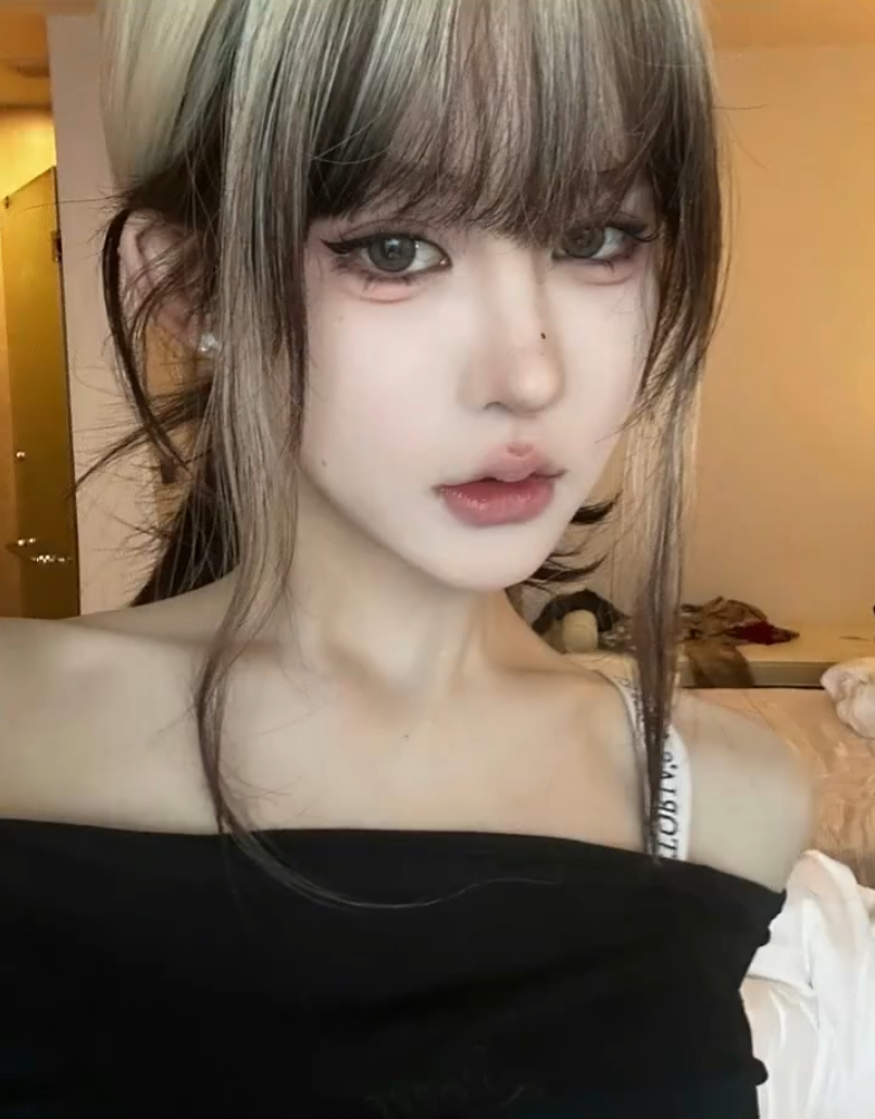 ​女网红傲娇美自曝，只有嘴巴没整过！私人飞机出游，囧囧丸晒神豪生活(图1)