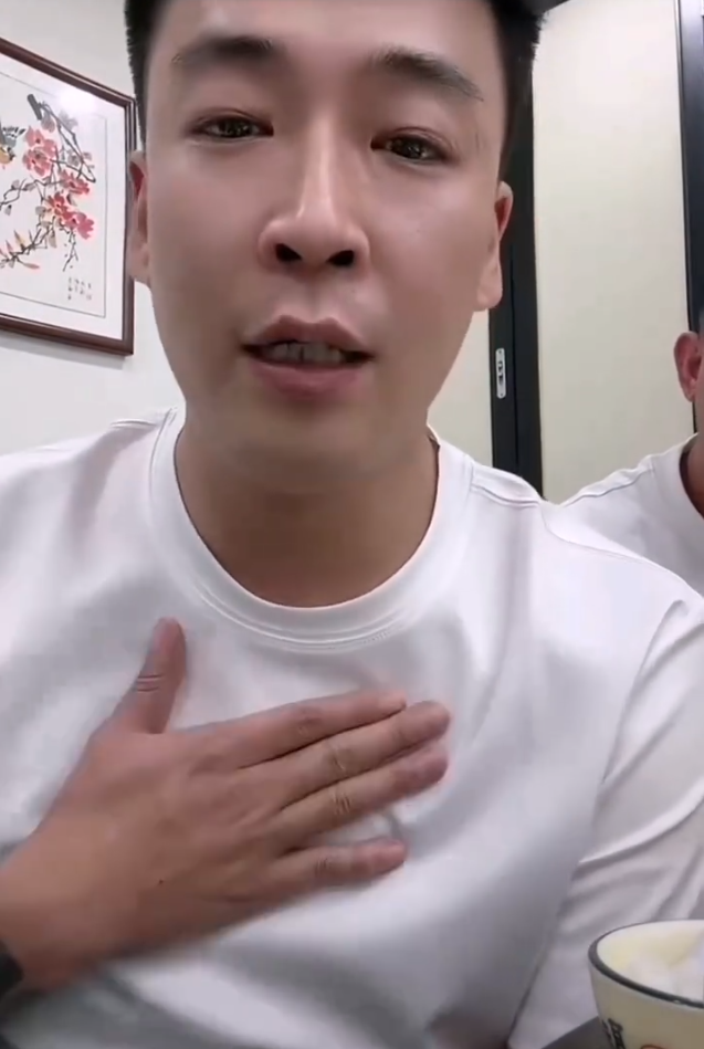 刘一手骂仙洋心理有个疙瘩，讽祁天道瞧不起他，刘二狗举报一哥，账号TA封禁30天(图1)