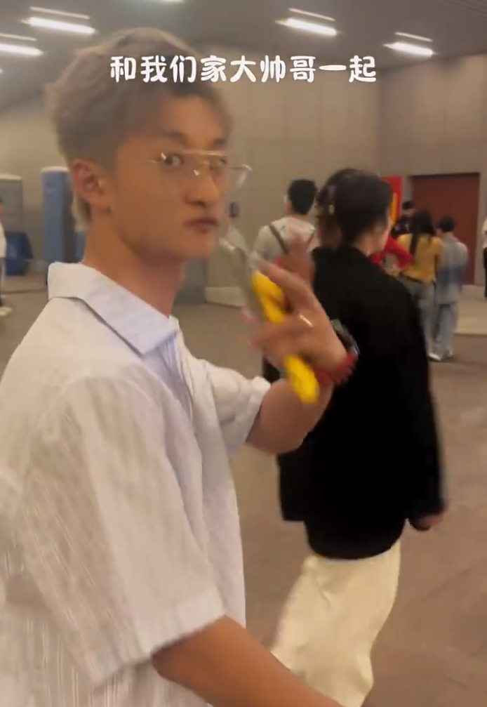 祁天道米菲第一排看周杰伦演唱会，丁老五爆猫猫在辛选挣最少3亿(图1)