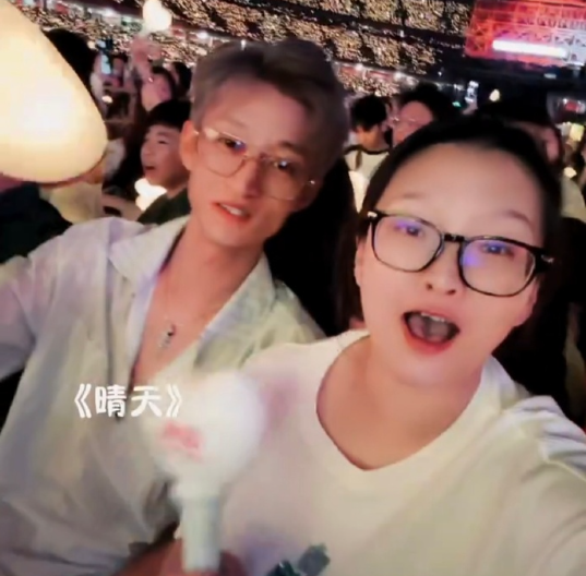 祁天道米菲第一排看周杰伦演唱会，丁老五爆猫猫在辛选挣最少3亿(图2)