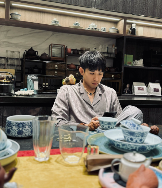 天佑感慨封杀后“人走茶凉”,小洲迪拜之行结束即将开播!(图1)