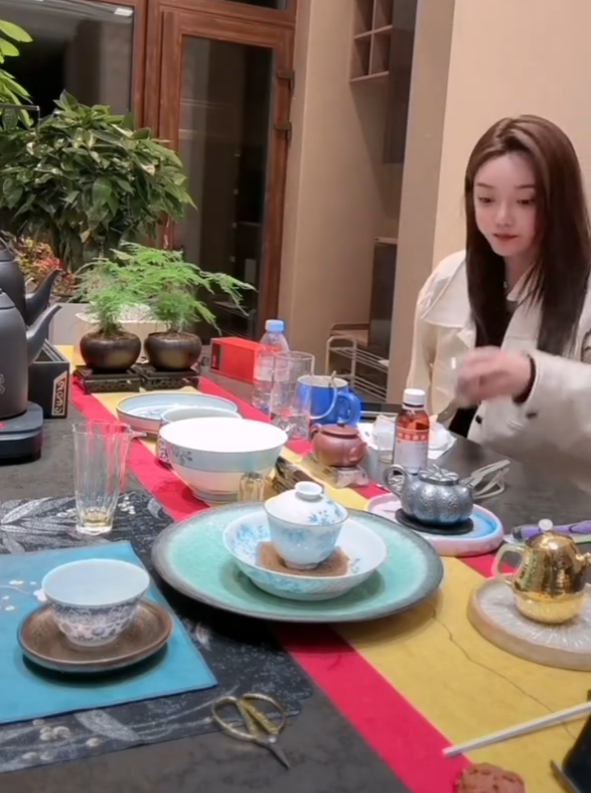 天佑感慨封杀后“人走茶凉”,小洲迪拜之行结束即将开播!(图2)