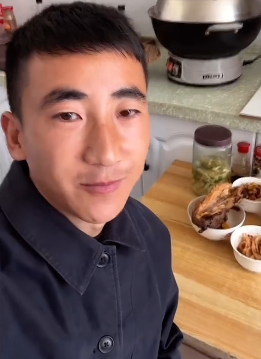 养狗雇两个阿姨，小胖爆辛选蛋蛋奢华生活，散打哥：网红的话只能信20%(图5)