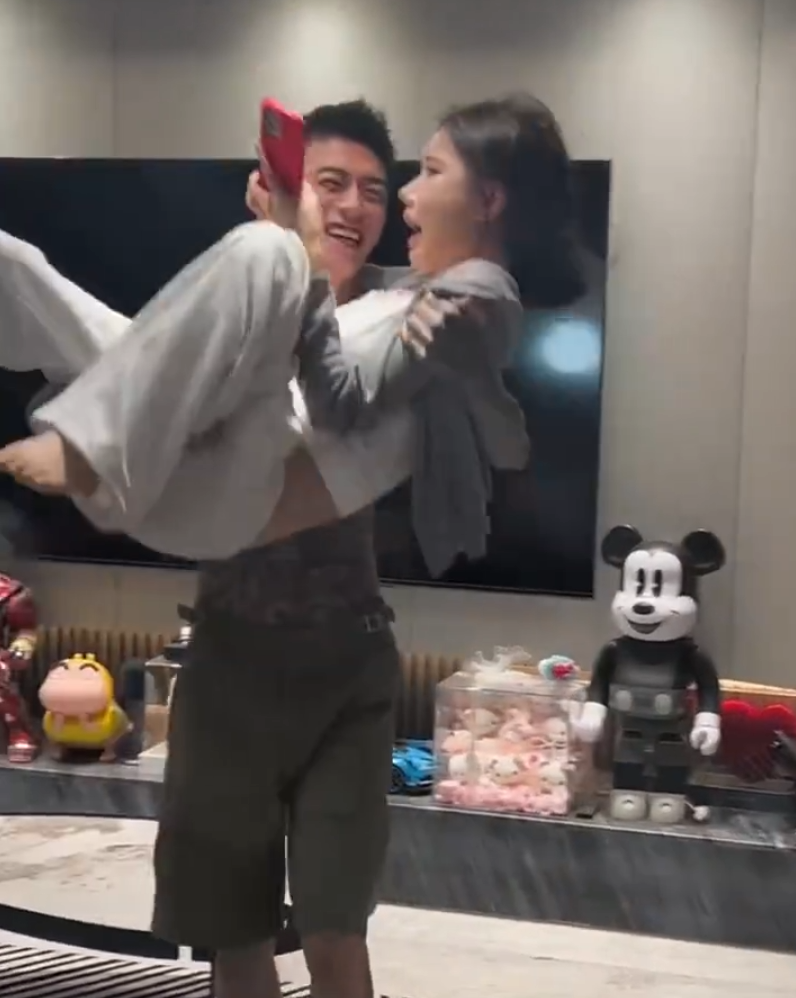 网薛小婉“逼婚”拍婚纱照,任权忙于事业,回应结婚规划:先挣钱(图3)