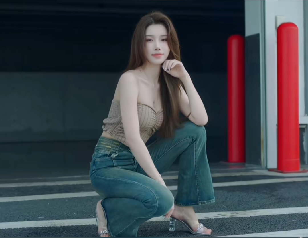 萌七跳槽首秀热舞，仅半小时就违规被“抬走”，感慨会摸索尺度(图1)