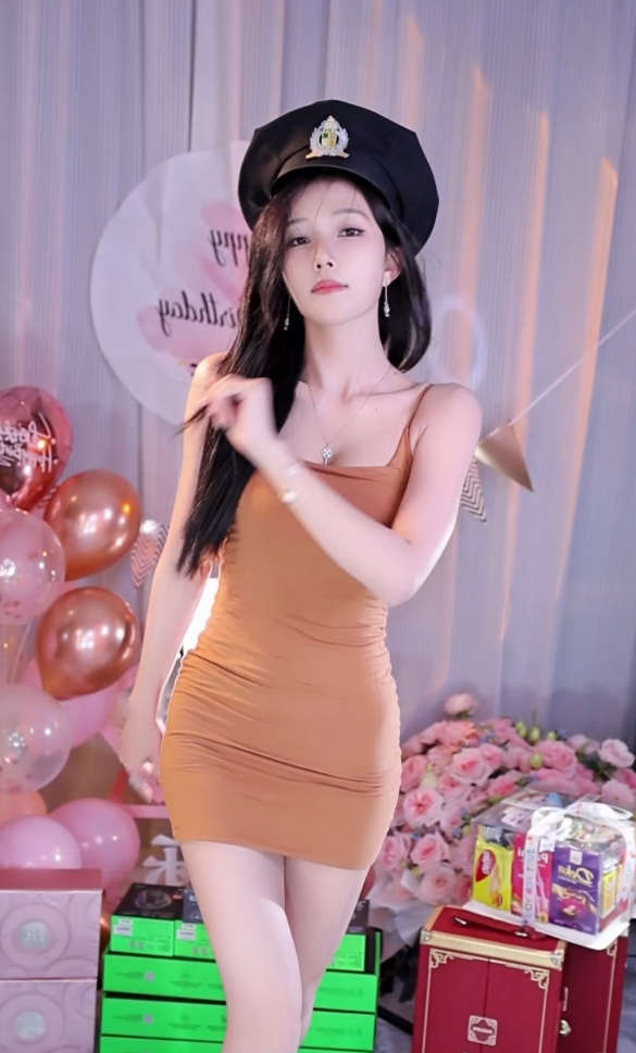 萌七跳槽首秀热舞，仅半小时就违规被“抬走”，感慨会摸索尺度(图4)