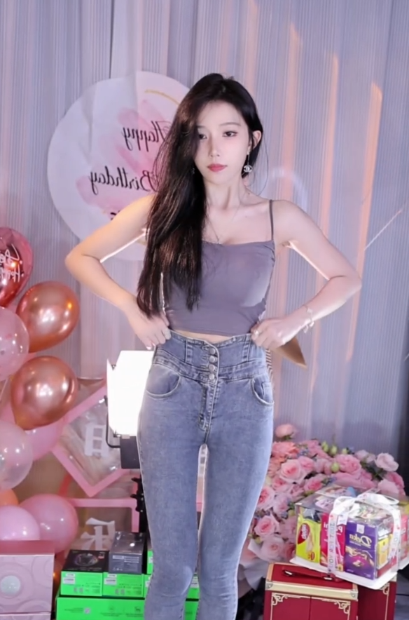 萌七跳槽首秀热舞，仅半小时就违规被“抬走”，感慨会摸索尺度(图7)