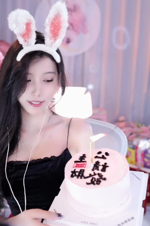 萌七跳槽首秀热舞，仅半小时就违规被“抬走”，感慨会摸索尺度(图8)