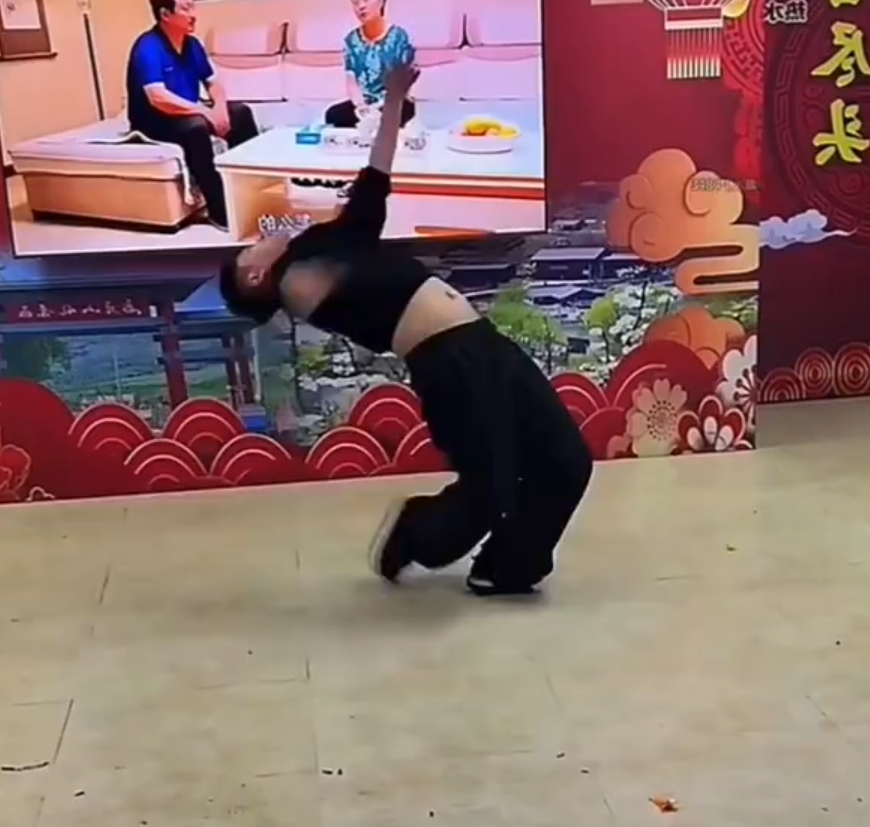 巴扎黑调侃张二嫂混得不如白小白?娜美心疼赵三乐受伤,他非常讲究(图4)