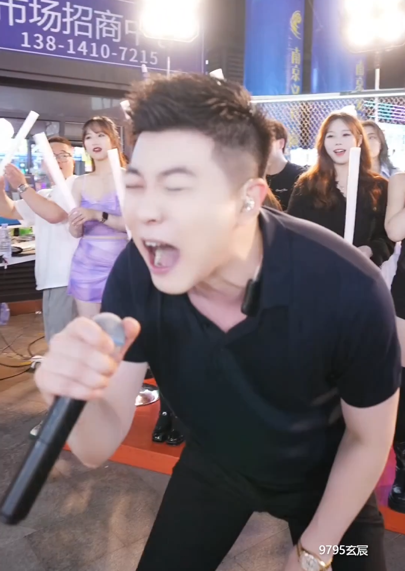 玄律带众美女主播开启路演，天佑点评辛巴聪是明人，聊谁不踩人(图2)