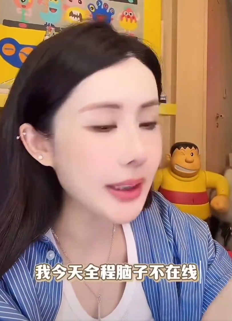 韦雪被曝怀第四胎？直播霸气否认，天佑讲述当年走红的原因(图2)