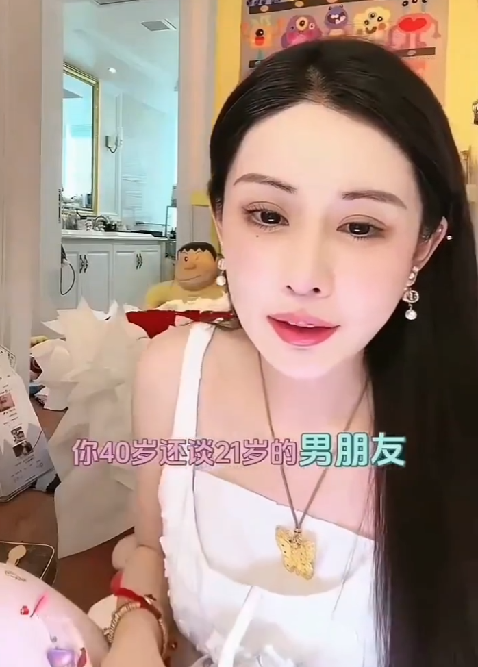 韦雪被曝怀第四胎？直播霸气否认，天佑讲述当年走红的原因(图3)