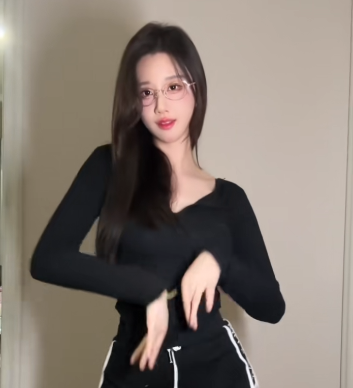 与外卖小哥合拍摸脸视频,网友直呼力哥回归,轩子巨2兔回应否认(图2)